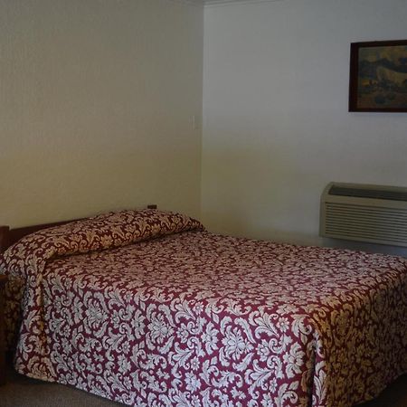 The Evergreen Motel In Kansas Pratt Экстерьер фото