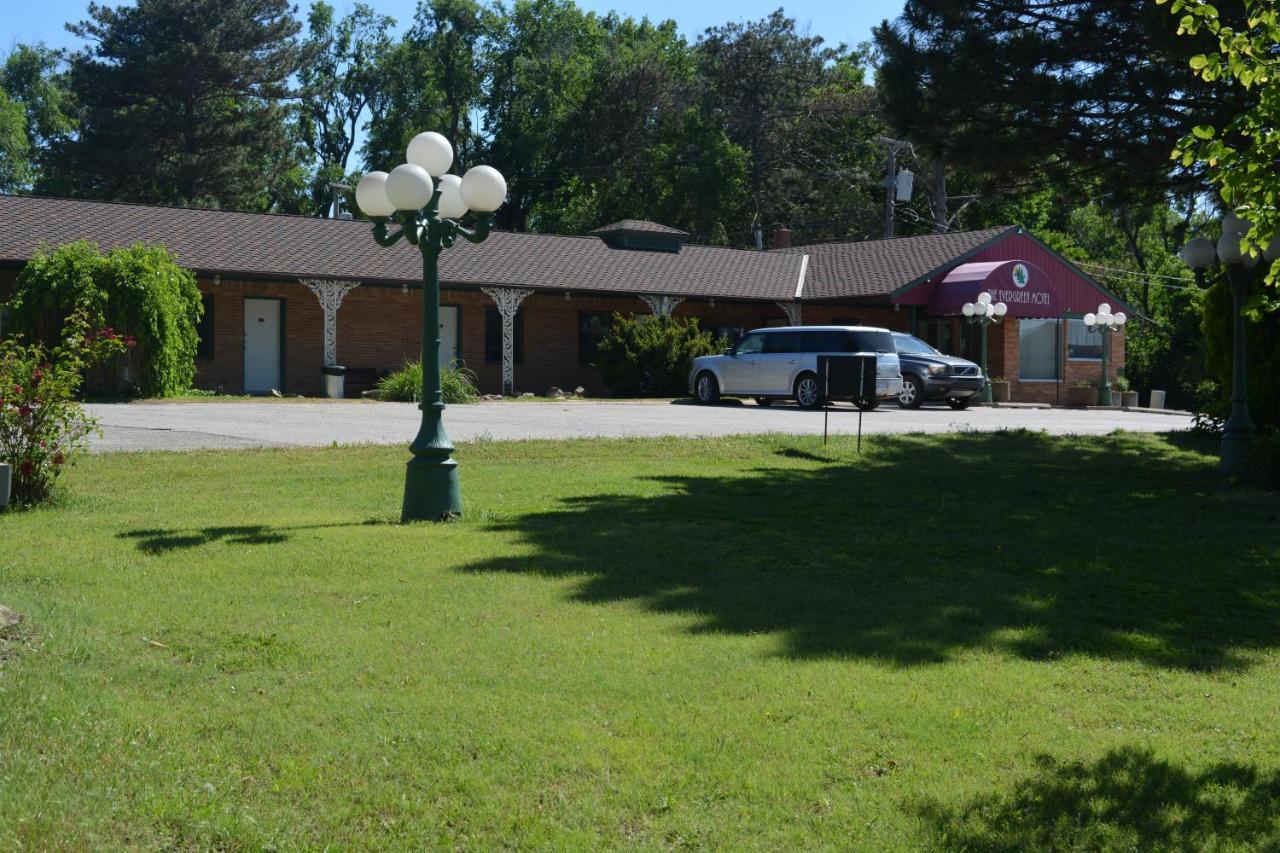 The Evergreen Motel In Kansas Pratt Экстерьер фото