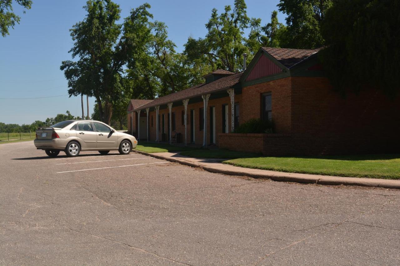 The Evergreen Motel In Kansas Pratt Экстерьер фото