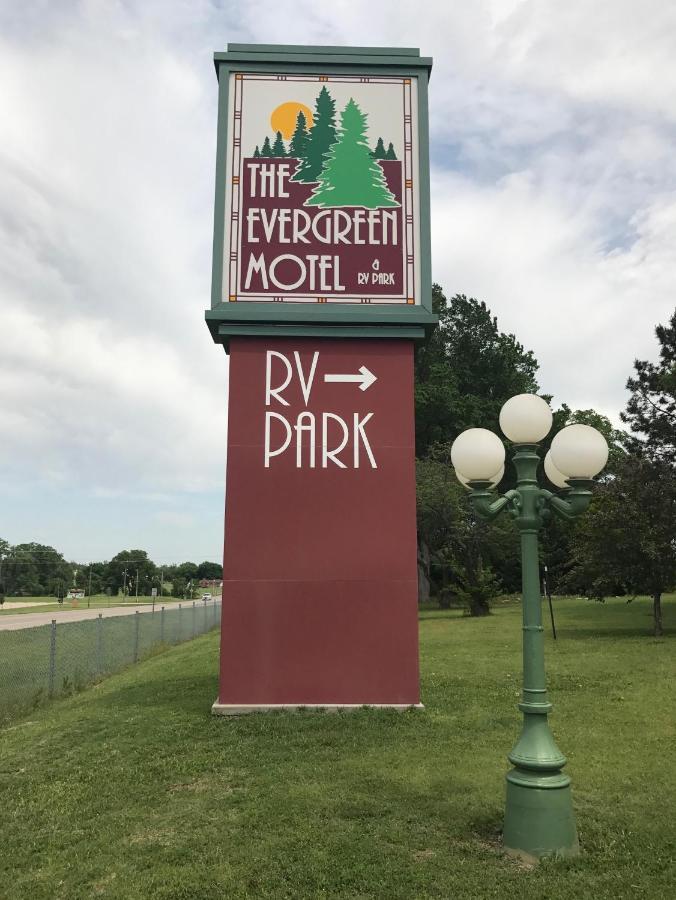 The Evergreen Motel In Kansas Pratt Экстерьер фото
