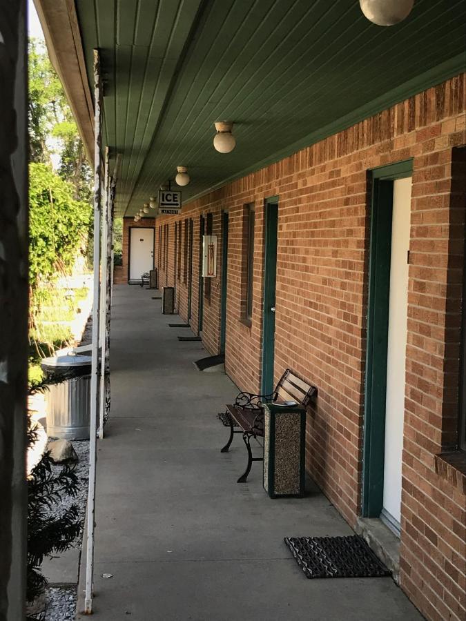 The Evergreen Motel In Kansas Pratt Экстерьер фото