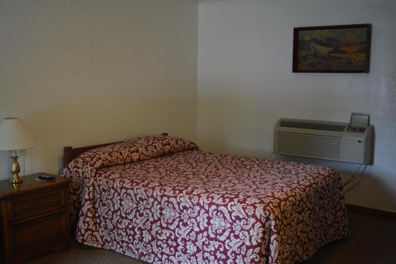 The Evergreen Motel In Kansas Pratt Экстерьер фото