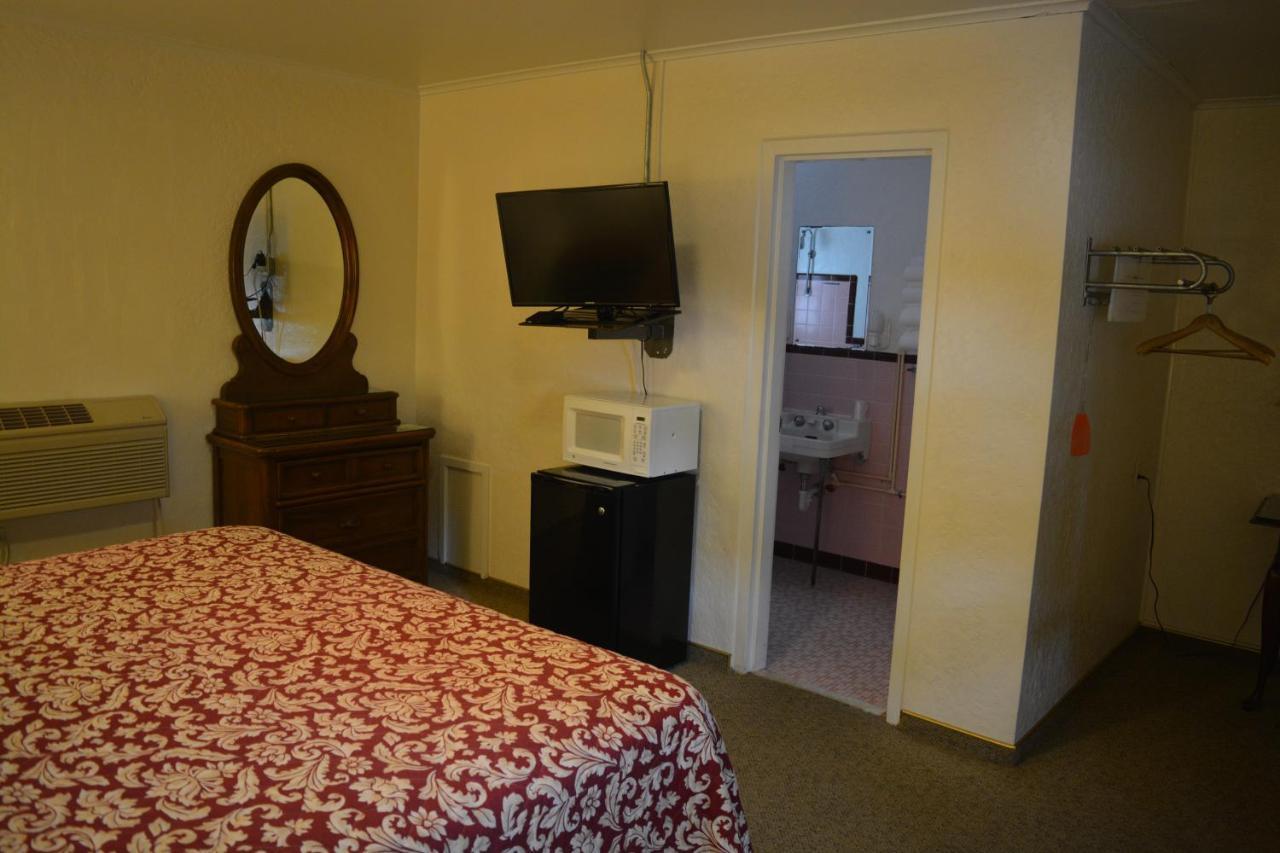 The Evergreen Motel In Kansas Pratt Экстерьер фото