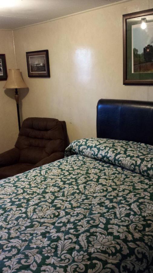The Evergreen Motel In Kansas Pratt Экстерьер фото