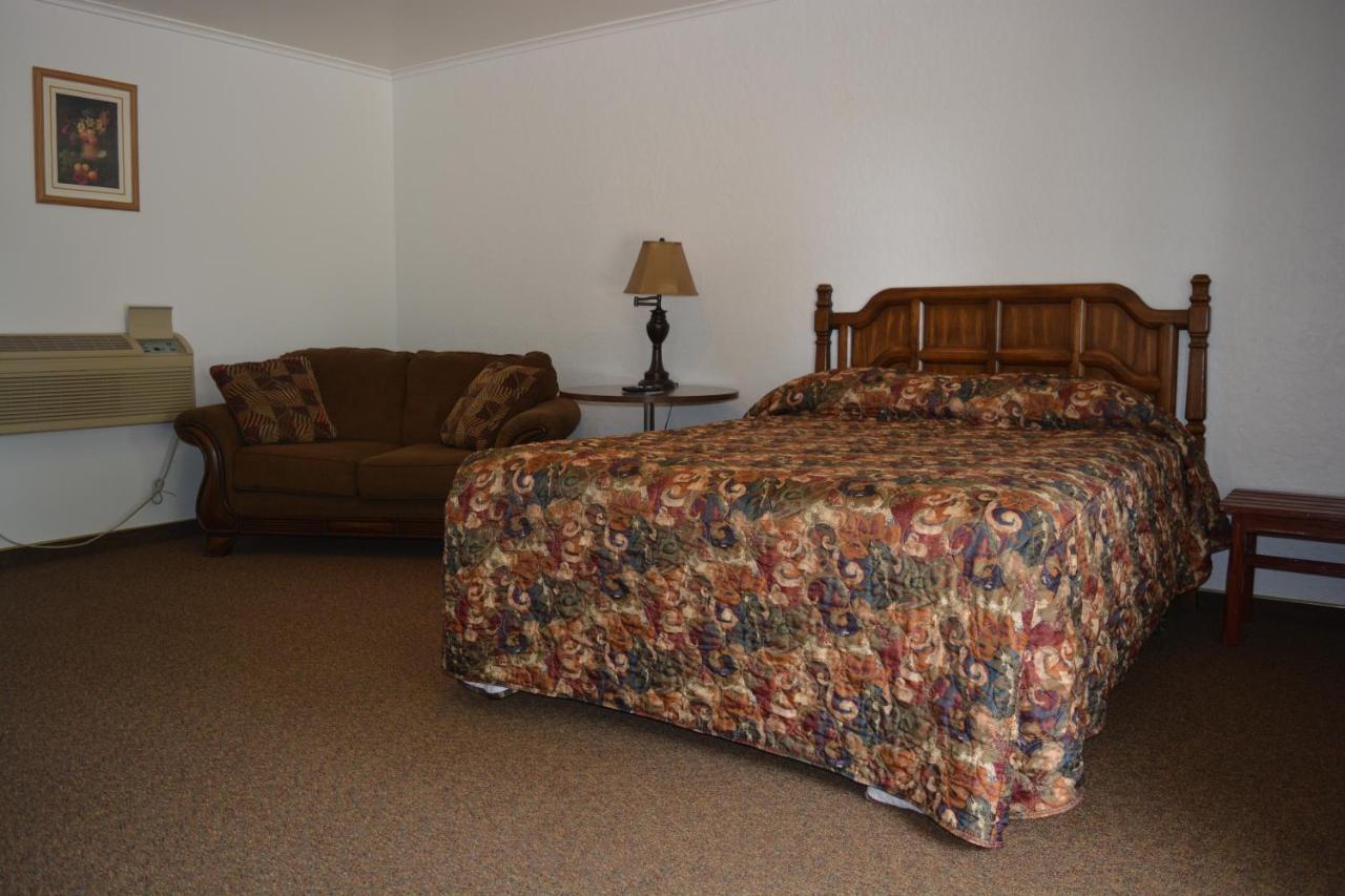 The Evergreen Motel In Kansas Pratt Экстерьер фото